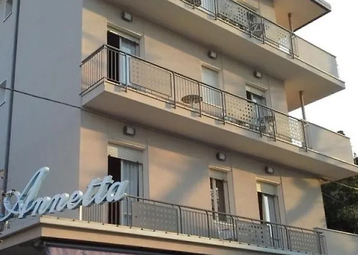 Annetta 3*